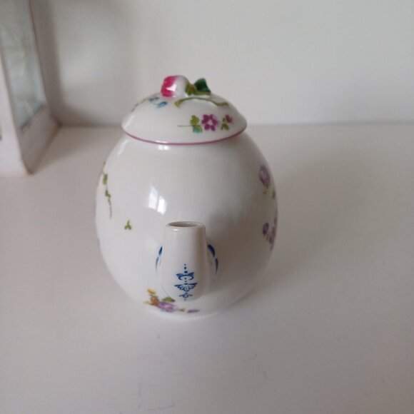 Beautiful 1985 Franklin Mint MENNECY Fine Porcelain Floral Mini Teapot - Picture 4 of 16